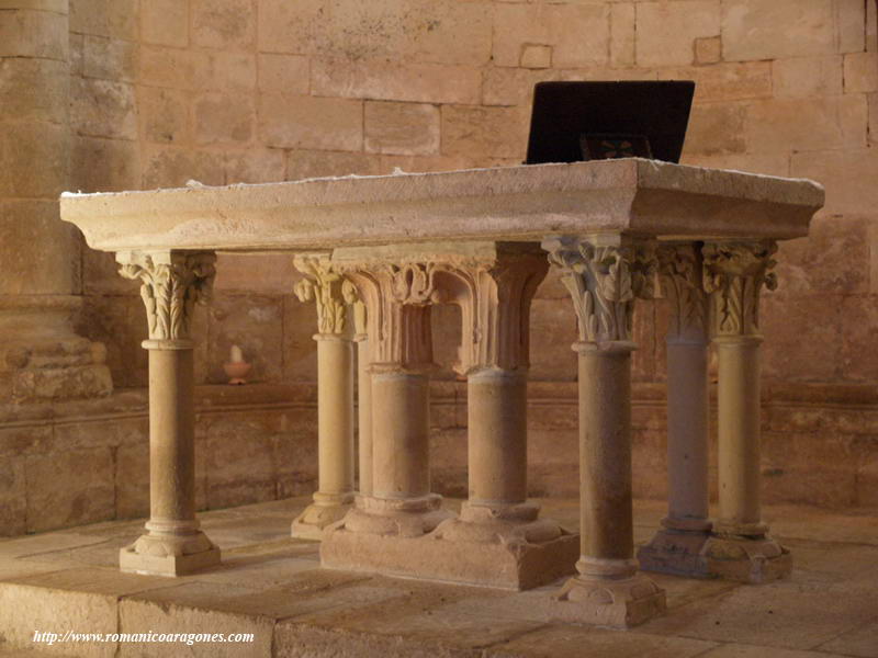 MESA DEL ALTAR SOBRE FINOS CAPITELES ANDRESINOS